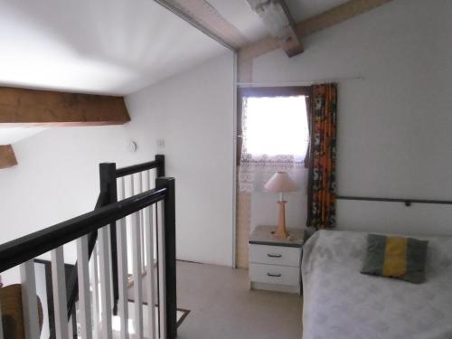 une chambre avec un lit et une fenêtre dans l'établissement **Gruissan : Villa Climatisée, 6 Pers, Piscine, Accès Direct Plage, Parking, Commerces Proches** - FR-1-796-53, à Gruissan