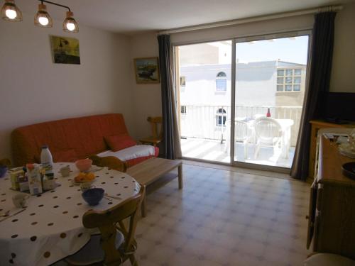 Photo de la galerie de l'établissement Gruissan - Appartement T3 ensoleillé - 6 pers - Piscine collective et parking - FR-1-796-44, à Gruissan