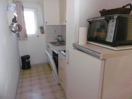 Photo de la galerie de l'établissement Gruissan - Appartement T3 ensoleillé - 6 pers - Piscine collective et parking - FR-1-796-44, à Gruissan