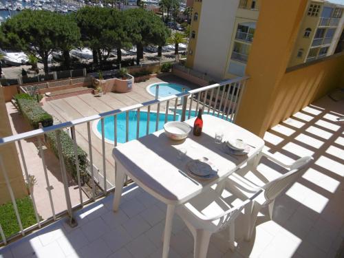 Photo de la galerie de l'établissement Gruissan - Appartement T3 ensoleillé - 6 pers - Piscine collective et parking - FR-1-796-44, à Gruissan