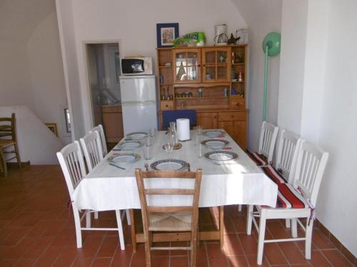 - une table à manger avec une nappe et des chaises blanches dans l'établissement Villa 8 pers, proche plage, terrasse, secteur calme, animaux ok, Gruissan - FR-1-796-67, à Gruissan