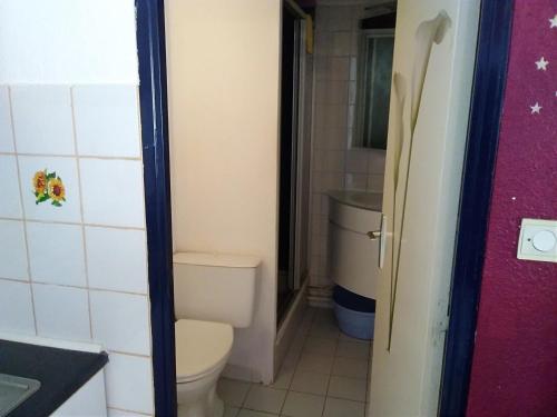 une salle de bain avec toilettes et lavabo dans l'établissement Villa 6 pers avec Piscine, Accès direct Plage & Proximité Commerces à Gruissan - FR-1-796-69, à Gruissan