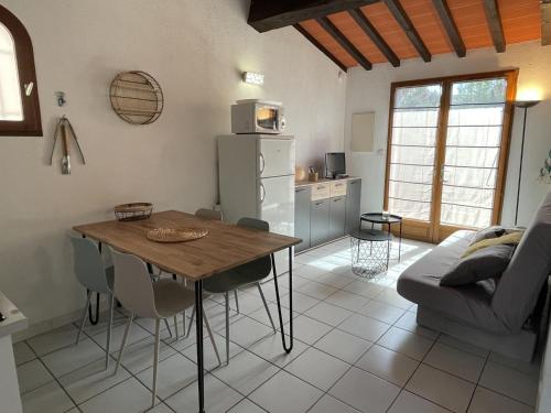 Photo de la galerie de l'établissement Villa 6P climatisée avec jardin, piscine, proche plage à Saint-Cyprien - FR-1-793-20, à Saint-Cyprien