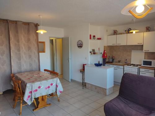 Photo de la galerie de l'établissement Spacieux T1 Alcove, 4/6 pers - Centre Gruissan, 400m Plage, Ascenseur, Parking Proche - FR-1-796-57, à Gruissan