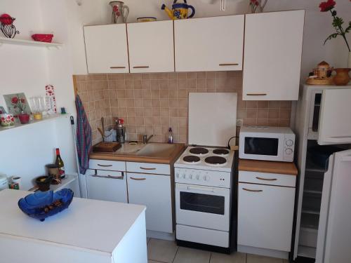 Photo de la galerie de l'établissement Spacieux T1 Alcove, 4/6 pers - Centre Gruissan, 400m Plage, Ascenseur, Parking Proche - FR-1-796-57, à Gruissan