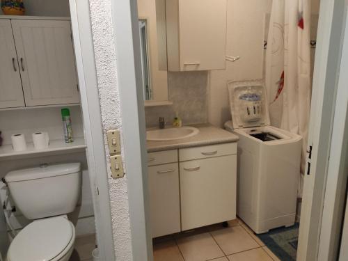 Photo de la galerie de l'établissement Spacieux T1 Alcove, 4/6 pers - Centre Gruissan, 400m Plage, Ascenseur, Parking Proche - FR-1-796-57, à Gruissan