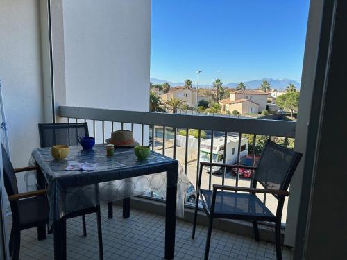 Photo de la galerie de l'établissement Studio Cabine 3 Pers avec Piscine, Parking, Balcon - Proche Plage et Commodités - FR-1-793-29, à Saint-Cyprien