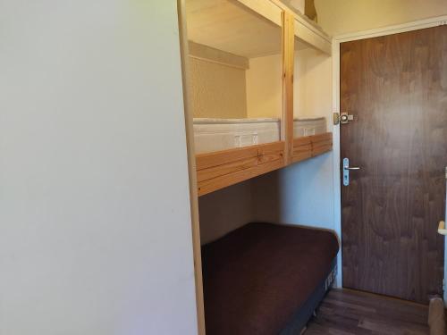 Cette petite chambre comprend des lits superposés et un placard. dans l'établissement Studio centre port Gruissan, piscine, tennis, 2/3 pers - FR-1-796-31, à Gruissan