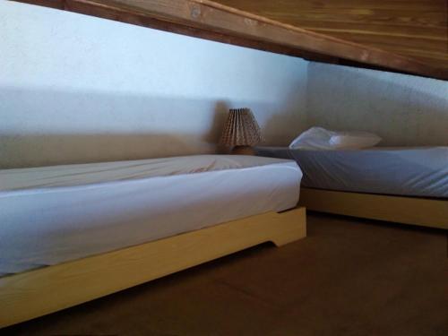 deux lits jumeaux dans une chambre avec un mur dans l'établissement Studio Alcôve 4 Pers, Proche Plage, Parking Privé - FR-1-796-32, à Gruissan