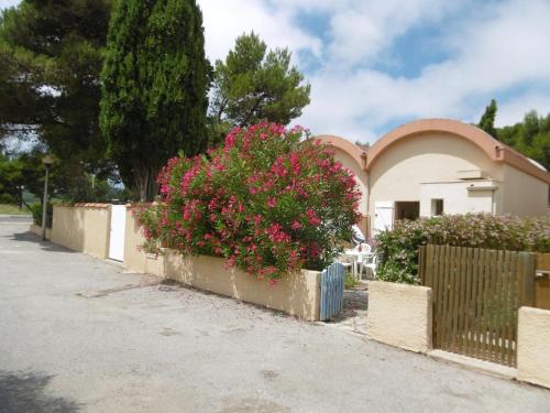 Photo de la galerie de l'établissement Villa T2 Mezzanine avec Terrasses au Calme, Proche Plage Grazel - 6 Pers, Parking - FR-1-796-66, à Gruissan