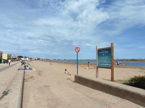Photo de la galerie de l'établissement Villa T2 Mezzanine avec Terrasses au Calme, Proche Plage Grazel - 6 Pers, Parking - FR-1-796-66, à Gruissan