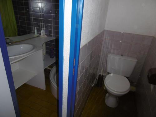 une petite salle de bain avec toilettes et lavabo dans l'établissement **Gruissan - T2 Cabine Mezzanine - Côté Village - 6 pers - Parking Privé - Proche Plages** - FR-1-796-63, à Gruissan