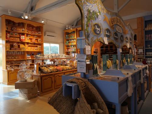 un magasin avec une boulangerie avec de la nourriture exposée dans l'établissement Gruissan, T3 climatisé sur plage, terrasse, 4 pers - FR-1-796-68, à Gruissan