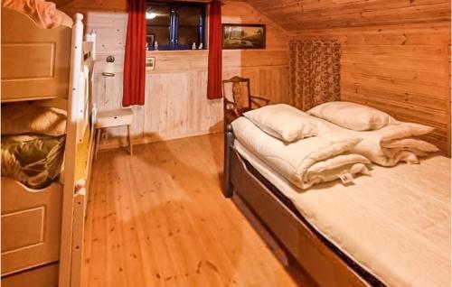 Ένα ή περισσότερα κρεβάτια σε δωμάτιο στο 3 Bedroom Stunning Home In Drangedal