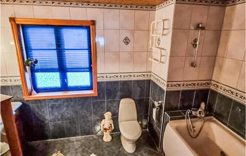 Ένα μπάνιο στο 3 Bedroom Stunning Home In Drangedal