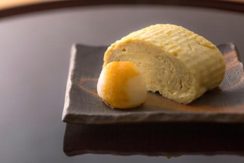 una banana appoggiata su un piatto di Charoku Bekkan a Miyazu