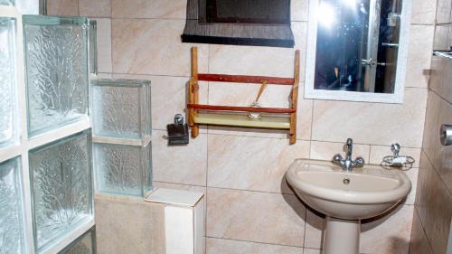Bilik mandi di Hippo Paradise Lodge and Campsites