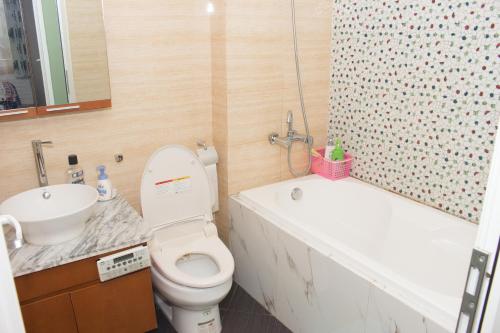 Ένα μπάνιο στο MOMIZI Serviced Apartment