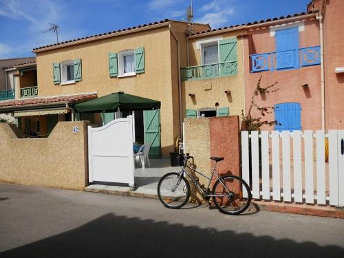Villa Climatisée à Gruissan, Proche Plage Grazel, 6 Pers, Parking Privé, Terrasse, Équipée - FR-1-796-70