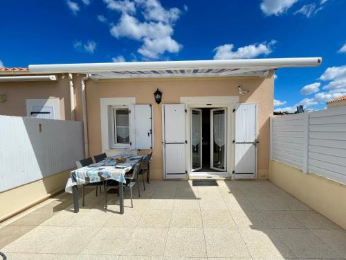 Photo de la galerie de l'établissement Maisonnette cosy à 200m de la plage avec patio ensoleillé - FR-1-231-328, à Bretignolles-sur-Mer