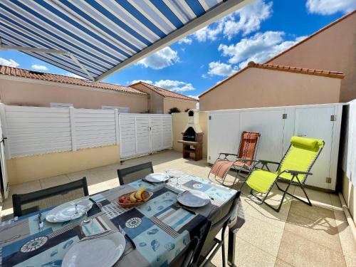 Photo de la galerie de l'établissement Maisonnette cosy à 200m de la plage avec patio ensoleillé - FR-1-231-328, à Bretignolles-sur-Mer