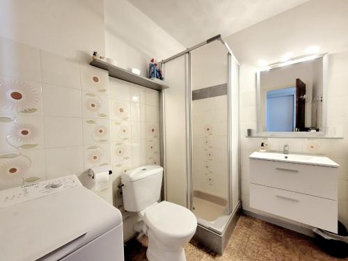 une salle de bain blanche avec toilettes et douche dans l'établissement Studio Cabine Front de Mer avec Terrasse et Parking Privé - 4 Pers - FR-1-794-152, à Canet