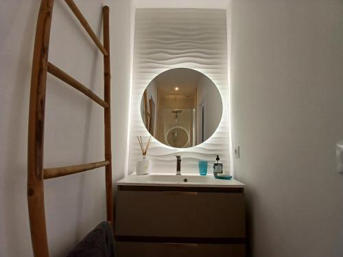 une salle de bain avec un lavabo et un miroir dans l'établissement Villa de Prestige avec Piscine Chauffée, Proche Plages et Port de Capbreton - FR-1-239-1070, à Capbreton