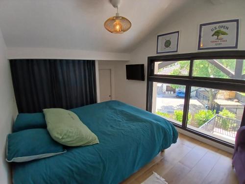 une chambre avec un lit et une grande fenêtre dans l'établissement Villa de Prestige avec Piscine Chauffée, Proche Plages et Port de Capbreton - FR-1-239-1070, à Capbreton