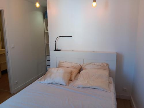 - un lit avec 4 oreillers dans l'établissement Charmant T2 rénové avec balcon, parking privé, à 2 pas des plages de Capbreton pour 4 personnes - FR-1-239-1071, à Capbreton