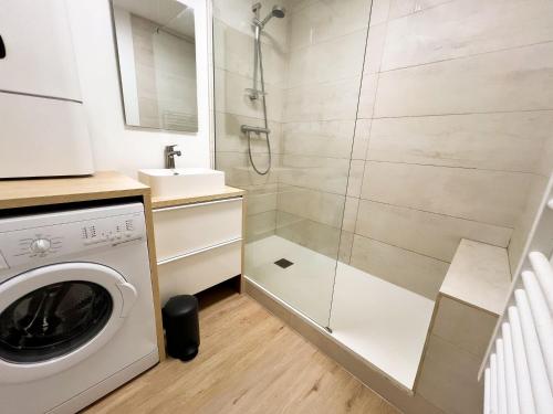 une salle de bain avec douche et machine à laver dans l'établissement Charmant T2 rénové avec balcon, parking privé, à 2 pas des plages de Capbreton pour 4 personnes - FR-1-239-1071, à Capbreton