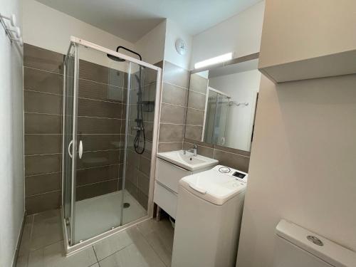 une salle de bain avec une douche, un lavabo et des toilettes dans l'établissement Charmant T2 proche plages et commerces avec terrasse à Vieux-Boucau - FR-1-239-1072, à Vieux-Boucau-les-Bains