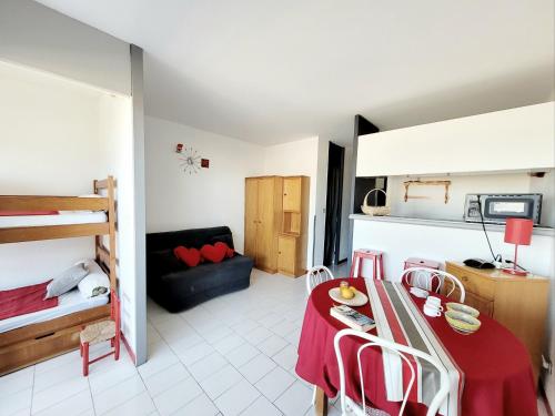 un salon avec une table et une chambre dans l'établissement Canet-en-Roussillon - Studio cabine 4 pers. - Accès plage direct, Parking, Secteur Thalasso - FR-1-794-151, à Canet