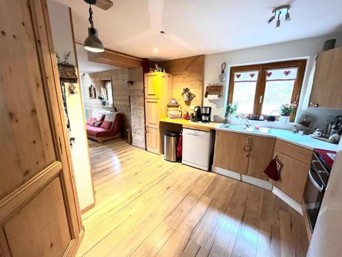 une cuisine avec un évier et un plan de travail dans l'établissement Agréable 3 Pièces avec Balcon et Cave au Col du Corbier - FR-1-573-125, à Le Biot