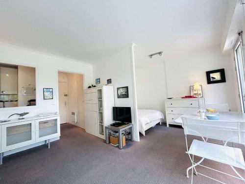 Photo de la galerie de l'établissement Studio lumineux proche plage avec terrasse - La Baule Les Pins - FR-1-245-203, à La Baule