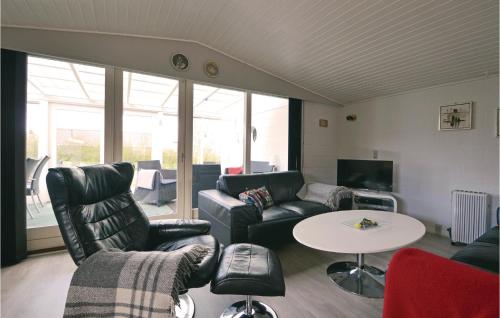 TV a/nebo společenská místnost v ubytování Three-Bedroom Holiday Home Hejls With A Fireplace 03