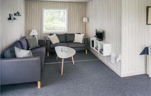 un soggiorno con un divano e un tavolo di Holiday Home Bjergvej Hejls Iv a Hejls