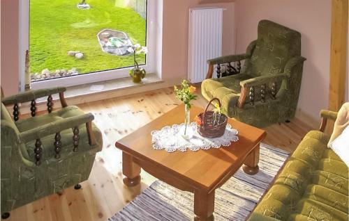 a living room with two chairs and a coffee table at Gorgeous Apartment In Stojcino in Stojcinó