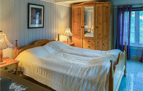 a bedroom with a large white bed in a room at Pet Friendly Home In Smøla With Wifi in Smøla