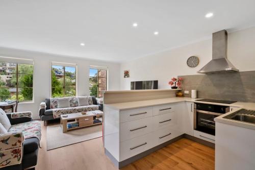 Kuchyň nebo kuchyňský kout v ubytování Tapanak Renovated townhouse Close to City