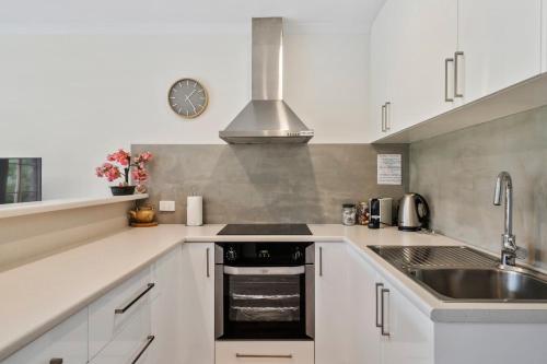 Η κουζίνα ή μικρή κουζίνα στο Tapanak Renovated townhouse Close to City