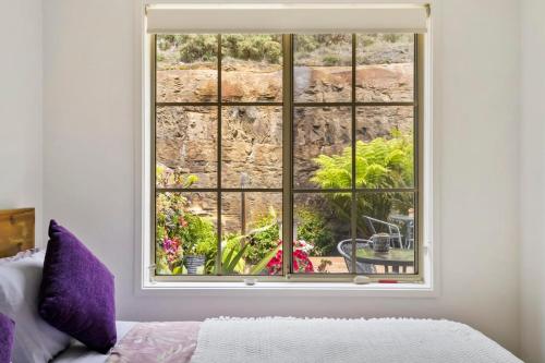 Ένα ή περισσότερα κρεβάτια σε δωμάτιο στο Tapanak Renovated townhouse Close to City