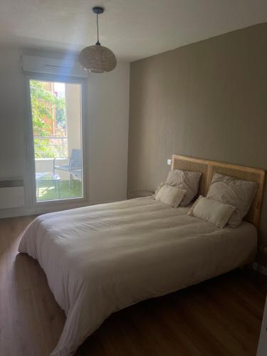 une chambre avec un grand lit avec une grande fenêtre dans l'établissement Escapade en Camargue, à Port-Saint-Louis-du-Rhône