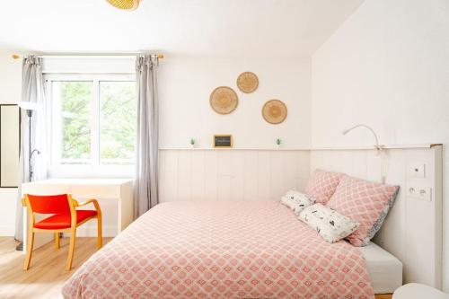 une chambre avec un lit, une chaise et une fenêtre dans l'établissement Studio Elie, à Grenoble