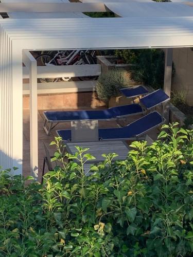 a group of blue benches sitting on a patio at Casa Vacanze Mare Gargano in Rodi Garganico