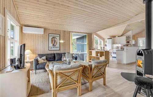 Χώρος καθιστικού στο Pet Friendly Home In Ålbæk With Sauna