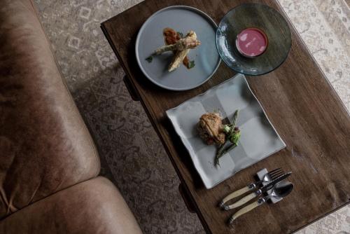 a table with two plates of food on it at ruisseau in Ogawa