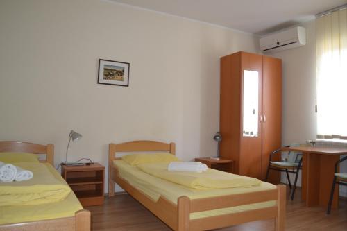 Un pat sau paturi într-o cameră la Apartments Tanja