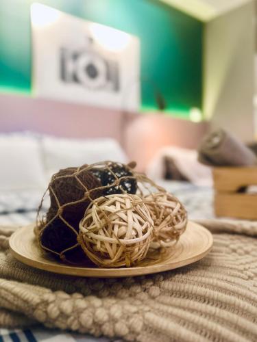 Una cama o camas en una habitación de Cozy Tamarind Suites
