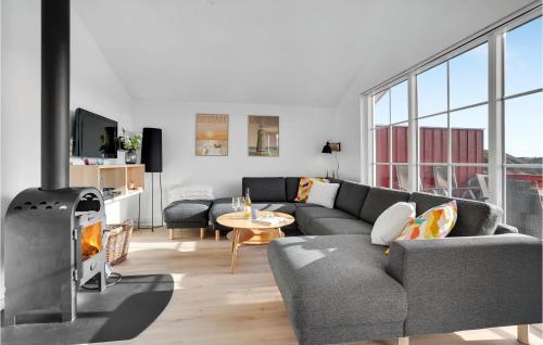 Una sala de estar con un sofá y una chimenea. en Holiday Home Anker Eskildsensvej Hvide Sande Denm, en Nørre Lyngvig