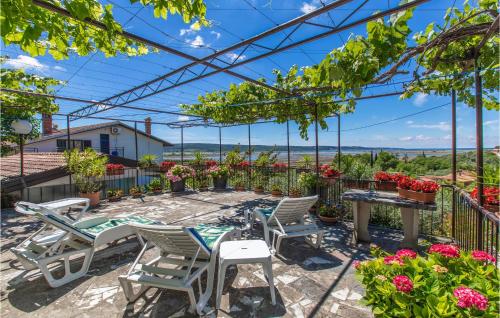 Κήπος έξω από το 2 Bedroom Amazing Apartment In Secovlje